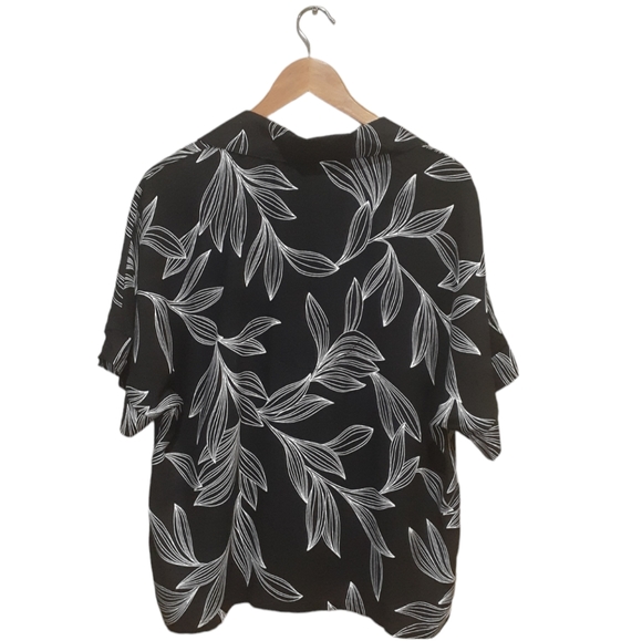 Nicole Miller NY Women's Short Sleeve Blouse Top Black Floral Print Size Medium - Picture 3 of 7